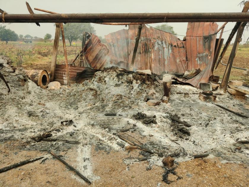fire to the cowshed; Burn agricultural materials | गोठ्याला आग; शेतीपयोगी साहित्य जळून खाक