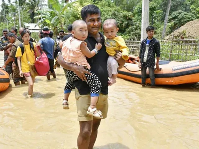 four people died 53000 affected in rain storm and lightning incidents in assam | हाहाकार! आसाममध्ये पावसाचं थैमान; 4 जणांचा मृत्यू, 53,000 लोकांना फटका