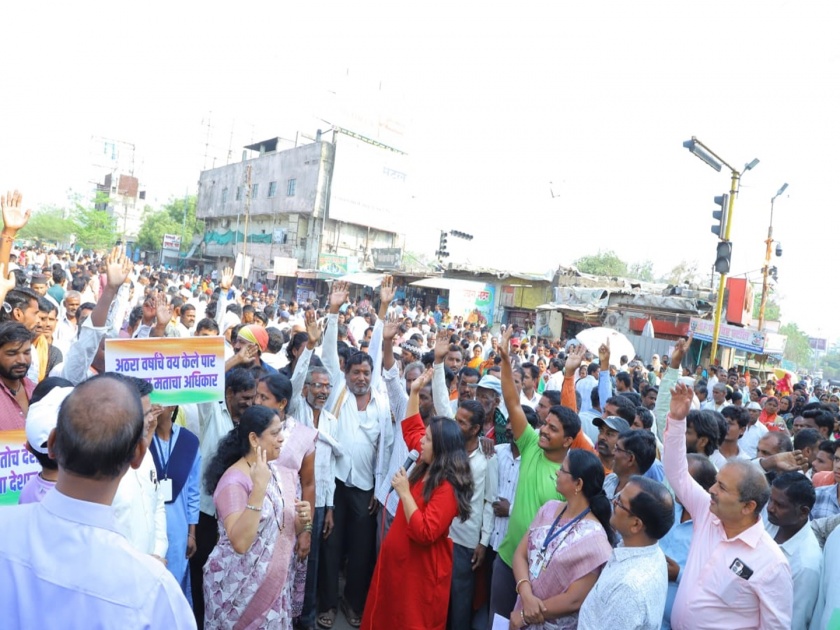 District collector interacts with workers in Latur to increase voter turnout | मतदानाचा टक्का वाढविण्यासाठी लातूरात जिल्हाधिकाऱ्यांचा कामगारांशी संवाद