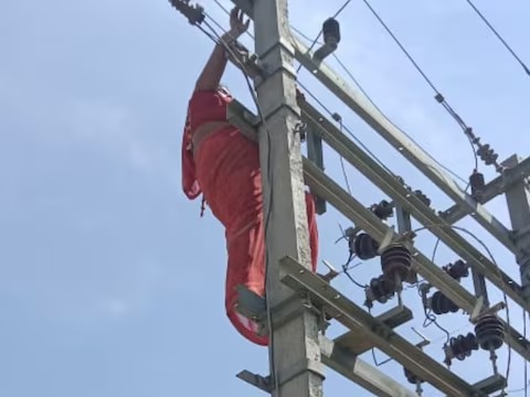 Video woman climb on electric pole and said she will love with her husband and boyfriend | Video - "नवरा आणि बॉयफ्रेंडसोबत एकाच घरात राहायचंय"; 3 मुलांची आई विजेच्या खांबावर चढली