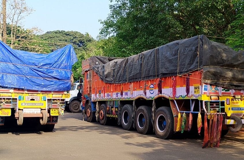 Transportation of bauxite-like sawdust, two trucks seized at Malewad | बॉक्साइट सदृश्य चिऱ्याच्या भुकटीची वाहतूक, मळेवाड येथे दोन ट्रक ताब्यात