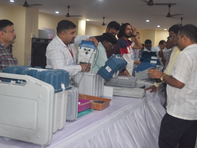 Officials and employees of Owla Majiwad of Thane Lok Sabha handled the EVM machine. | ठाणे लाेकसभेच्या ओवळा माजिवडातील अधिकारी-कर्मचाऱ्यांनी हाताळले ईव्हीएम यंत्र