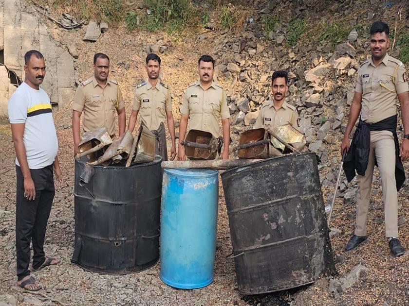 Raid on Gavathi liquor store in Sakat Shivara, 1800 liters of chemical destroyed | साकत शिवारातील गावठी दारू अड्ड्यावर धाड, १८०० लिटर रसायन नष्ट 