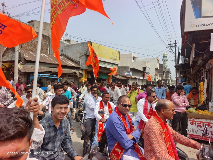 Marathi New Year rally, traditional costumes and saffron flags at Karanja attract attention | कारंजात मराठी नववर्षानिमित्त रॅली, पारंपारिक वेशभूषा,व भगव्या झेंड्यानी वेधले लक्ष