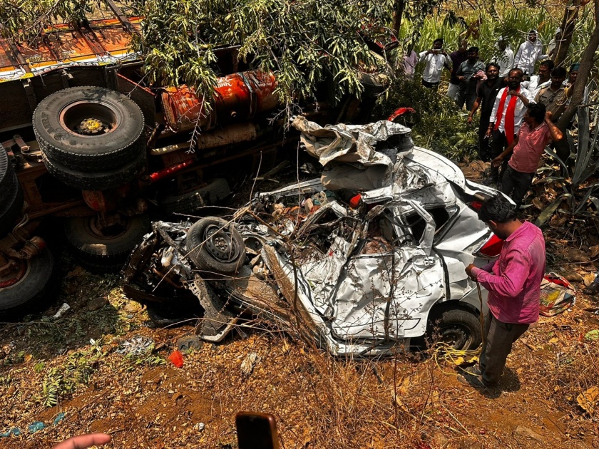 Fatal truck-car accident near Dhanegaon; Four traders from Madhya Pradesh died on the spot | धनेगावजवळ ट्रक-कारचा भीषण अपघात; मध्यप्रदेशातील चार व्यापाऱ्यांचा जागीच मृत्यू