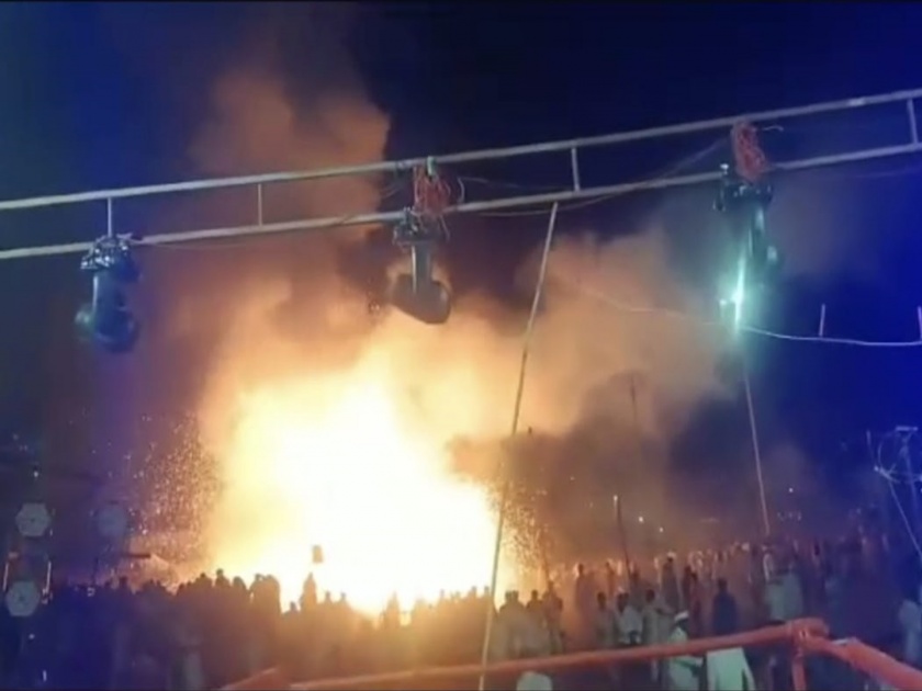 During the yatra, a spark fell while the fireworks were going on, 26 pilgrims were injured, 9 were in critical condition | यात्रेत आतषबाजी सुरू असताना पडली ठिणगी; २६ यात्रेकरू जखमी, ९ जणांची प्रकृती गंभीर