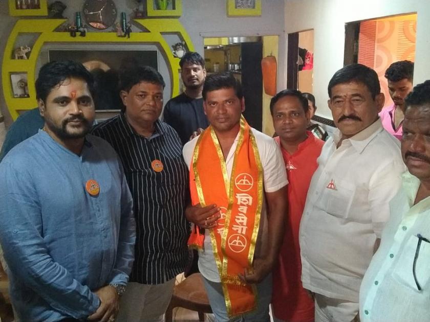 lok sabha election 2024 Entry of Uddhav Sena department heads into Shindesena | उद्धवसेनेच्या विभाग प्रमुखांचा शिंदेसेनेत प्रवेश