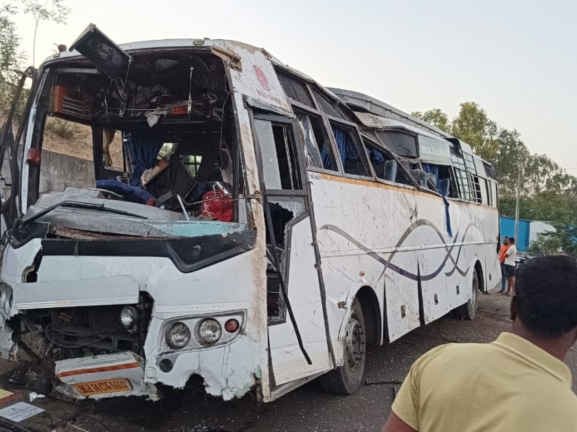 A private travel bus fell from the bridge at Gonde Shivar on the Nashik-Pune highway; One killed, 34 injured | नाशिक-पुणे महामार्गावर खासगी ट्रॅव्हल्स बस पुलावरून कोसळली; एक ठार, 34 जखमी