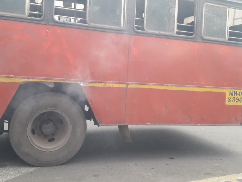 ...And the running bus caught fire suddenly! The incident happened while returning from Wadegaon | ...अन् धावत्या बसने घेतला अचानक पेट! वाडेगाव येथून परतताना घडली घटना