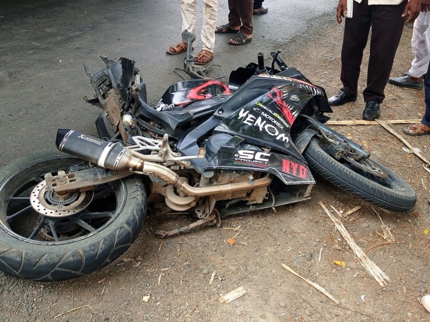 Bike accident on Purna sugar Factory Road; One died on the spot, one seriously injured | पूर्णा कारखाना मार्गावर दुचाकीचा अपघात; एकाचा जागीच मृत्यू, एकजण गंभीर जखमी