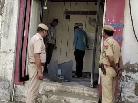 thieves took away atm machine from khairthal alwar in 17 minutes 26 lakh rupees filled inside | हायटेक सुपरफास्ट चोर, अवघ्या 17 मिनिटांत चोरट्यांनी पळवून नेलं 26 लाख असलेलं ATM