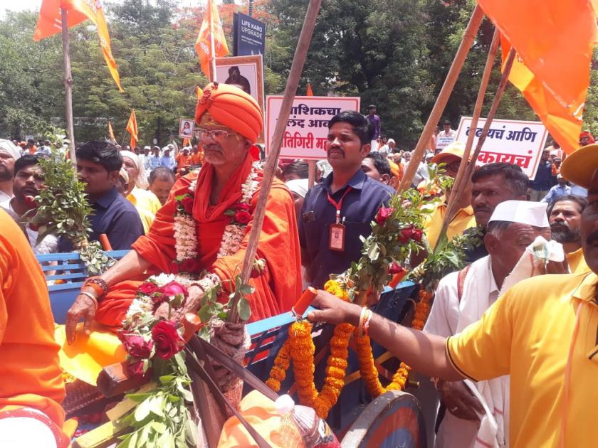 Maharashtra lok sabha election 2024 Shantigiri Maharaj came in bullock cart and filled nomination form Shiv Sena | बैलगाडीत बसून शांतिगीरी महाराज आले आणि शिवसेनेकडून भरला उमेदवारी अर्ज