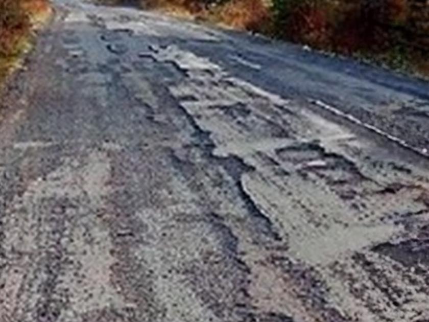 The Amla-Pulgaon Army Highway was riddled with potholes | आमला-पुलगाव आर्मी महामार्गाची केली खड्ड्यांनी चाळण