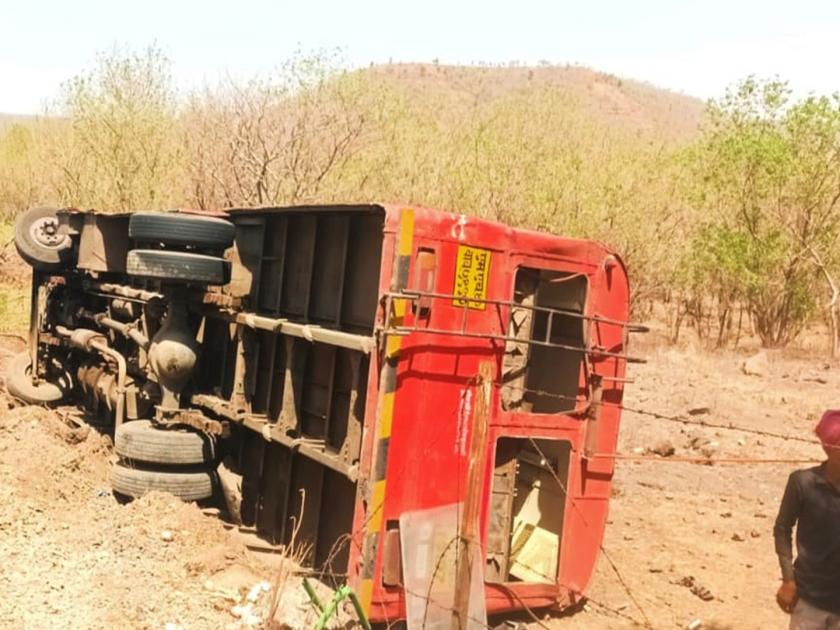 The bus overturned at Ajantha Ghat, a major disaster was averted as the fence protected it from the valley | अजिंठा घाटात बस उलटली, कुंपणामुळे दरीपासून संरक्षण मिळाल्याने मोठा अनर्थ टळला