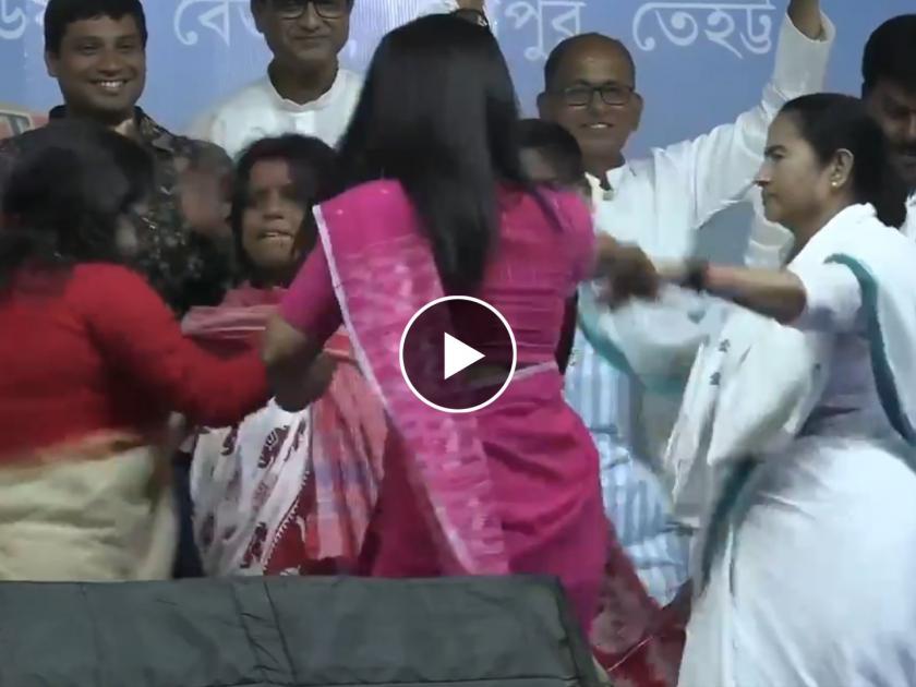 Lok Sabha Elections 2024 Mamata Banerjee Mahua Moitra danced during election rally Video | Video - मुख्यमंत्री ममता बॅनर्जी यांनी महुआ मोइत्रांसोबत निवडणूक रॅलीत केला डान्स