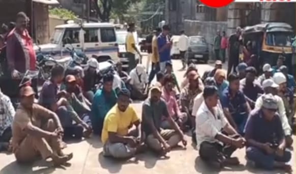 Protest by Konark Envyra Company workers in Ulhasnagar | उल्हासनगरात कोणार्क एनव्हायरा कंपनीच्या कामगारांचे आंदोलन