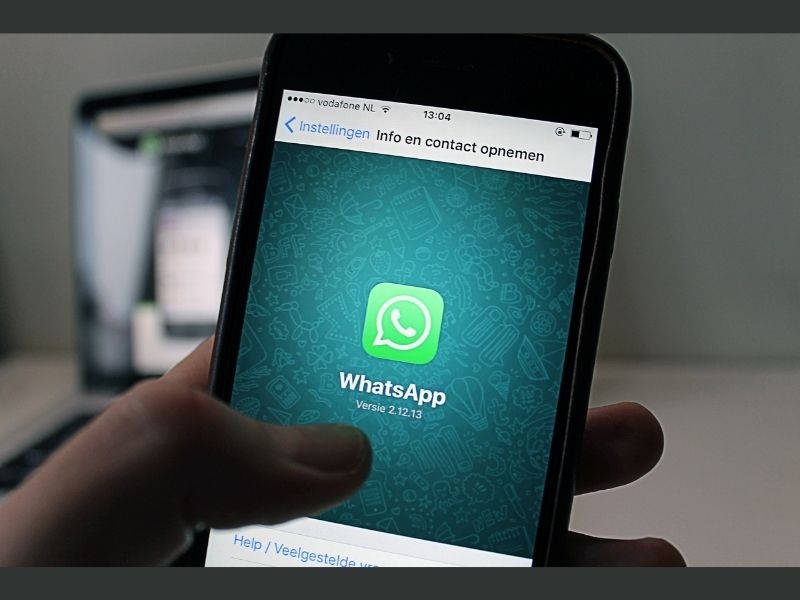 Whatsapp is working on emoji reactions feature like facebook and instagram  | WhatsApp चॅटिंगची रंगत वाढणार, फेसबुक-इंस्टाग्रामवरील भन्नाट फिचर होणार सादर  