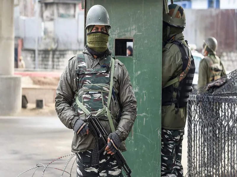 Four militants, including a Pakistani Jaish commander, were killed in a clash in Kashmir | काश्मिरातील चकमकीत ‘जैश’च्या पाकिस्तानी कमांडरसह ४ अतिरेकी ठार