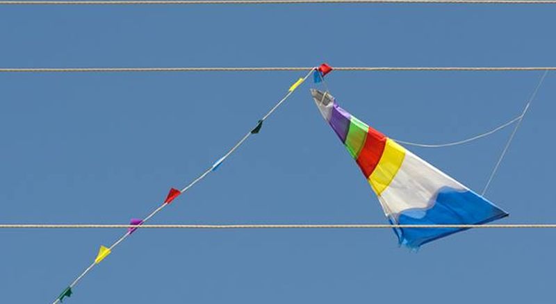 When flying a kite, stay away from the power system! | पतंग उडवताना वीज यंत्रणेपासून राहा चार हात लांब!