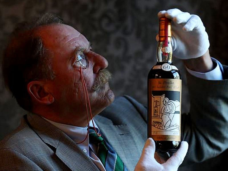 Holy gail whiskey a rare bottle of whiskey sold for a world record of Rs 8.9 crore at auction | या व्हिस्कीच्या बॉटलने केला वर्ल्ड रेकॉर्ड, लिलावात मिळालेली रक्कम वाचून व्हाल थक्क!