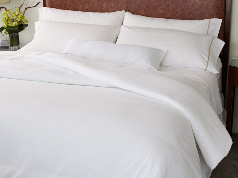 Why is a white sheet wrapped in a hotel bed? Know the reason | हॉटेलमधील बेडवर का असते पांढऱ्या रंगाची चादर? जाणून घ्या कारण