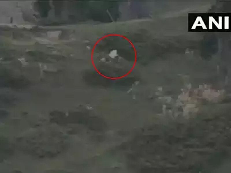 Video: Pakistan Army raises white flag at LoC to recover bodies of its Punjabi soldiers killed by Indian Army | Video: पाकिस्ताननं LoC वर फडकवलं पांढरं निशाण; भारतीय लष्करानं जिंकली मनं