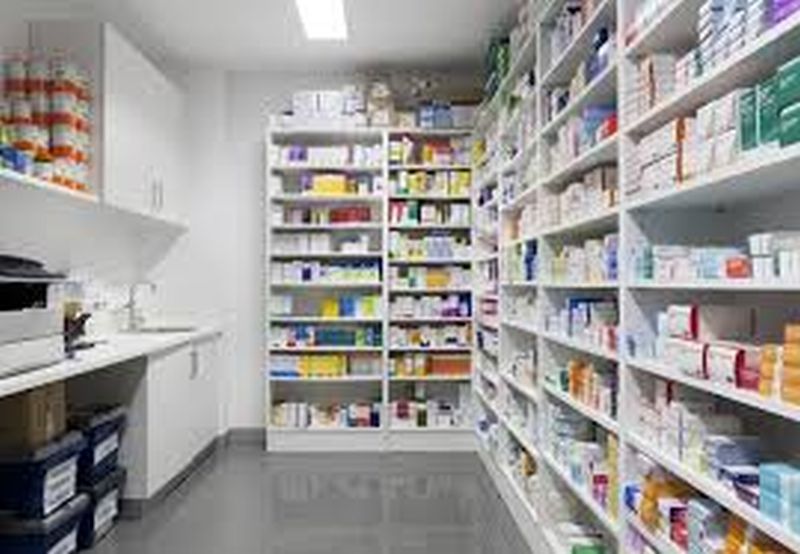 Wholesale drug dealers not sell their medicenes on full day basis | होलसेल औषध व्यावसायिकांचा हात आखडता