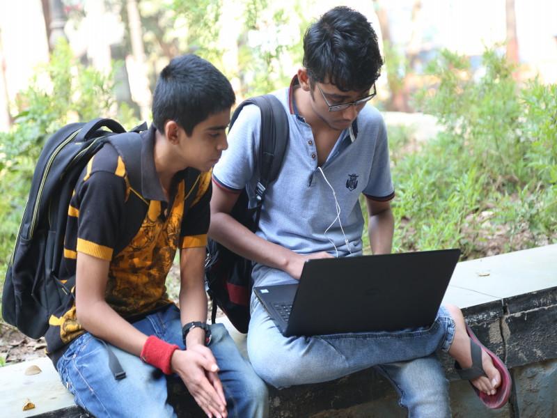 youth on 'Wi-Fi' places; In 150 places in Pune, Wi-Fi hotspot | ‘वाय-फाय’ अड्ड्यांवर तरुणांचा 'ठिय्या'; पुण्यात १५० ठिकाणी ‘वाय-फाय हॉटस्पॉट’