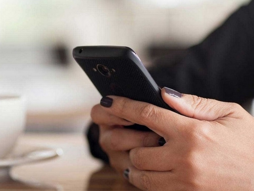 Woman to pay Dh 3000 fine for copying messages from husbands mobile | संशय महागात पडला; पतीचा मोबाईल तपासणाऱ्या पत्नीला कोर्टाचा दणका