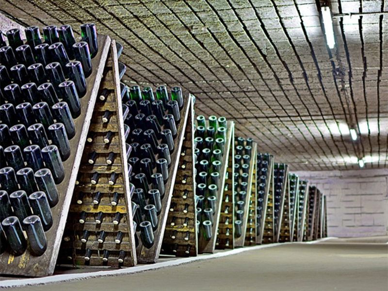 European country Moldova wine city has 35 lakhs wine bottles | या देशात जमिनीखाली आहे दारुच्या ३५ लाख बॉटल्सचा भांडार!
