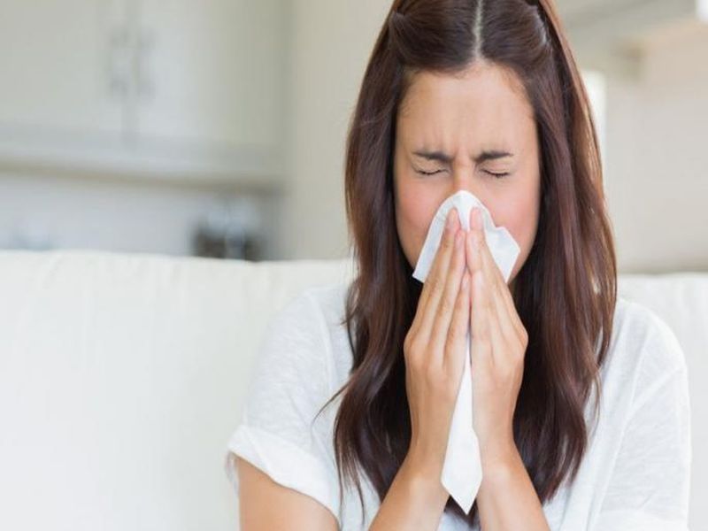 Home remedies symptoms and caused of winter allergy like coughing dark circles itchy eyes runny nose | शिंका, नाक वाहणं यांसारख्या समस्यांपासून 'या' उपायांनी मिळवा सुटका!