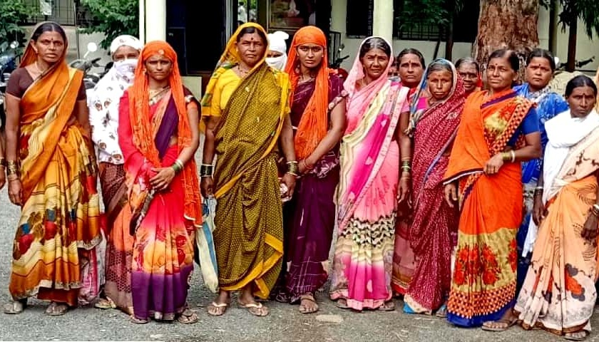 Women hit the tehsil office for Panand Road | पाणंद रस्त्यासाठी महिला धडकल्या तहसिल कार्यालयात