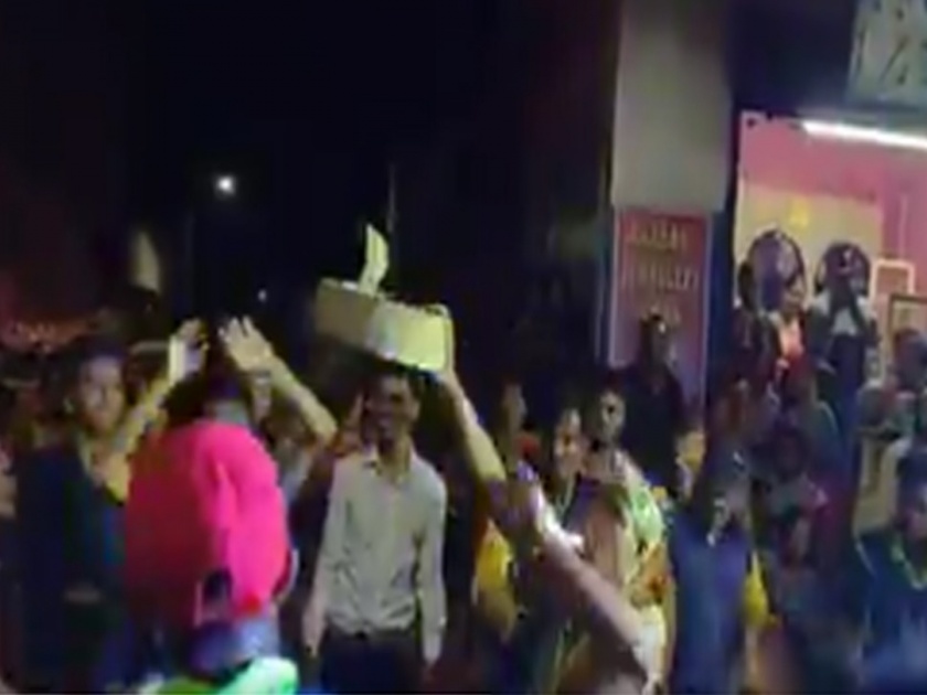 Video : People seen dancing with the real cobra in wedding procession in Odisha | Shocking Video: खऱ्या नागासोबत नागिण डान्स करताना दिसले वराती, व्हिडीओ व्हायरल