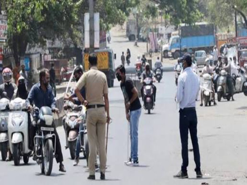Corona virus: Attack on two policemen who action against without mask people in Pune , four arrested | Corona virus : पुणे शहरात विनामास्क बहाद्दारांवर कारवाई करणाऱ्या दोन पोलिसांवर हल्ला,चौघांना अटक 