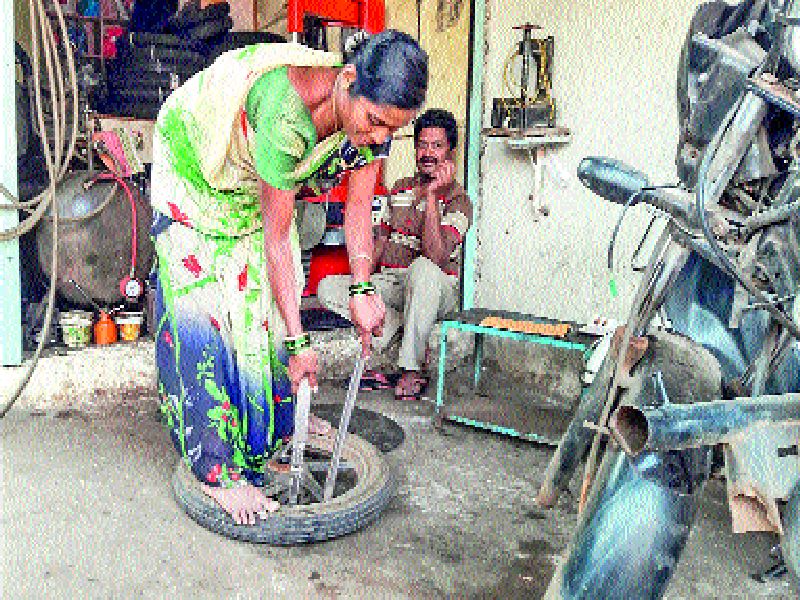  Proficiency in Savitri's deed, vehicle maintenance and puncture removal | सावित्रीच्या लेकीचा मक्तेदारीला छेद, वाहनदुरुस्ती व पंक्चर काढण्याच्या कामामध्ये निपुणता