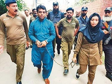 Pakistani woman police officer slapped by lawyer demands justice | पुरुषी व्यवस्थेविरुद्ध पाकिस्तानी फैजाची बहादुर जंग!