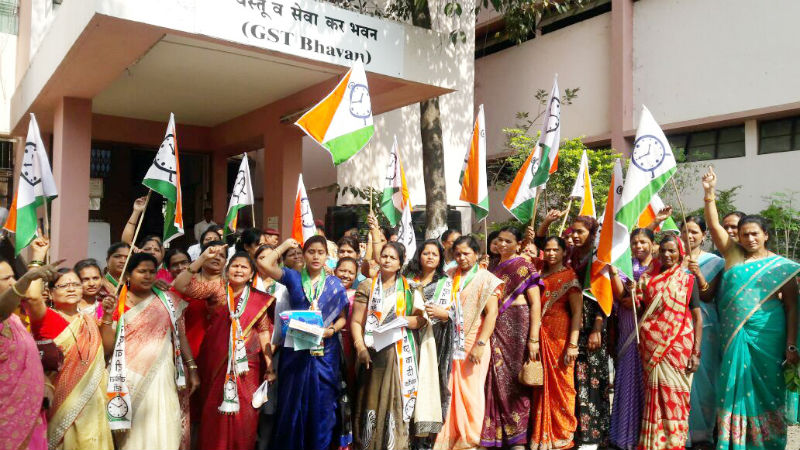 A rally on the GST office of NCP's Nationalist Congress Party in Solapur District Women | सोलापूर जिल्हा महिला राष्ट्रवादी काँग्रेसचा जीएसटी कार्यालयावर मोर्चा