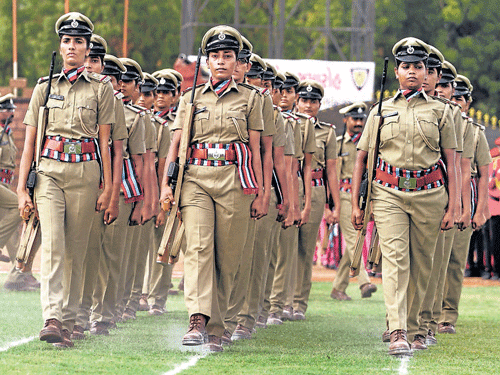 Women commandos for the safety of railway passengers in the Solapur mandal | सोलापूर मंडलातील रेल्वे प्रवाशांच्या सुरक्षेसाठी आता महिला कमांडो