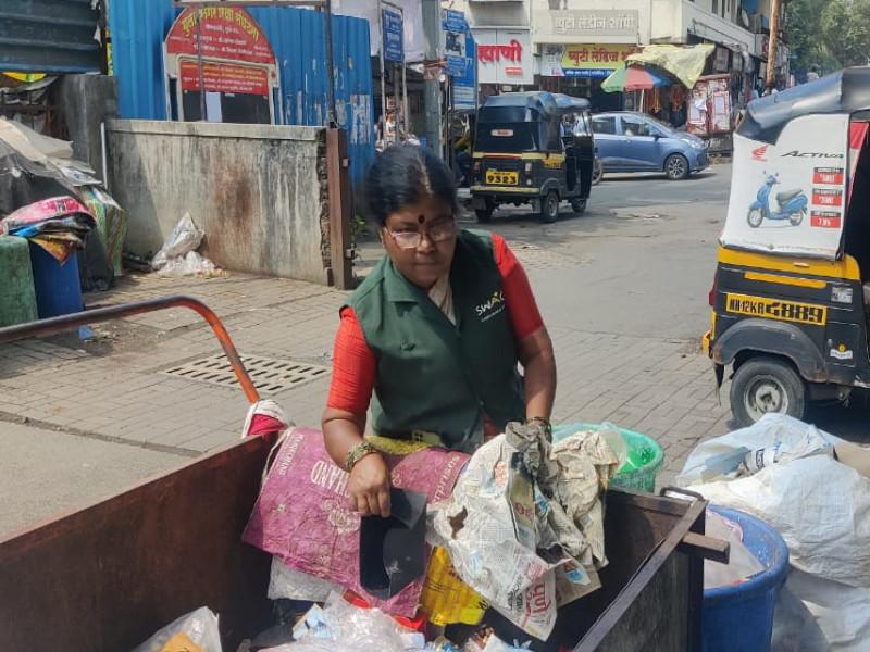For thirty years working for the cleanliness of the city Started with a salary of just two and a half rupees | शहराच्या स्वच्छतेसाठी तीस वर्षांपासून कार्यरत; अवघ्या अडीच रुपये मानधनात केली सुरुवात