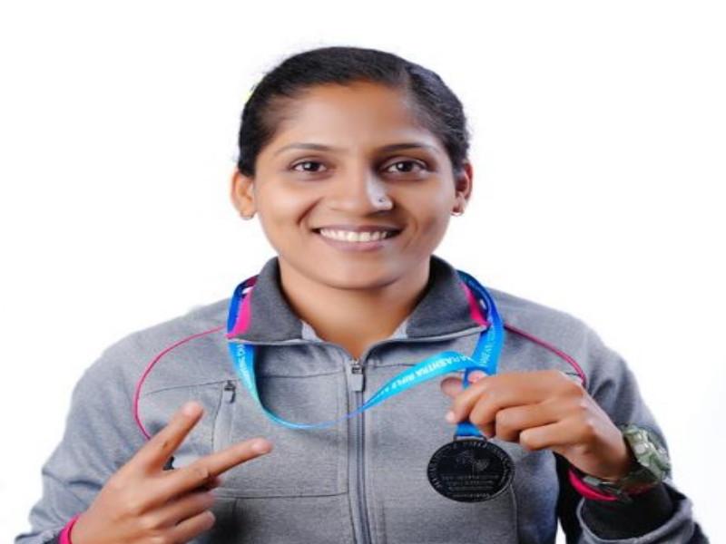 Won bronze medal despite not being able to play due to illness Rashmi Dhavande's success in pistol shooting | आजारपणामुळे न खेळण्याची मानसिकता होऊनही मिळवले कांस्य पदक; रश्मी धावडेंचे पिस्तूल नेमबाजीत यश
