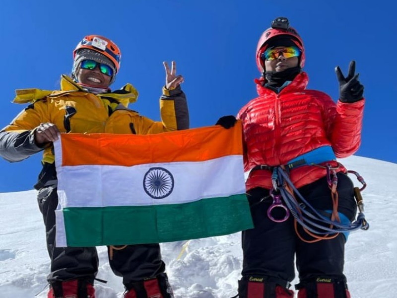 The women successfully climbed the Gangotri peak in the Himalayas and hoisted the india flag | हिमालयातील गंगोत्री शिखरावर महिलांनी यशस्वी चढाई करत फडकवला तिरंगा