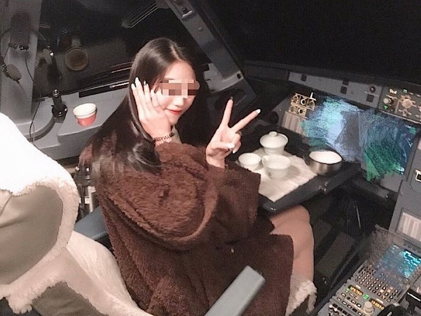 China pilot suspended after cockpit photo of girl goes viral | कॉकपिटमध्ये फोटो काढून महिला जोमात अन् तिकडे पायलट 'कोमात'...