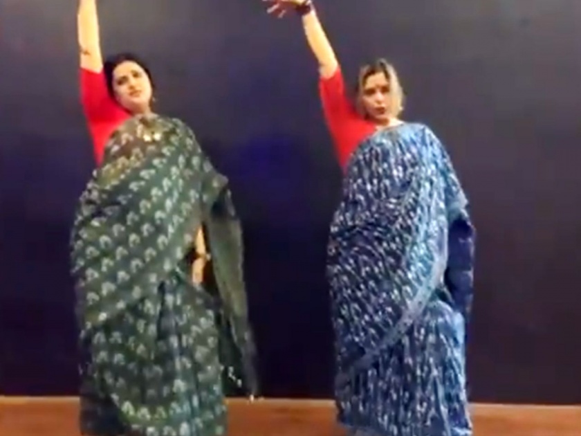 Viral Video : Two women in sari's dancing to Aap Jaisa Koi song | Video: दोन महिलांचा साडी नेसून केलेला डान्स बघाल तर बघतच रहाल!