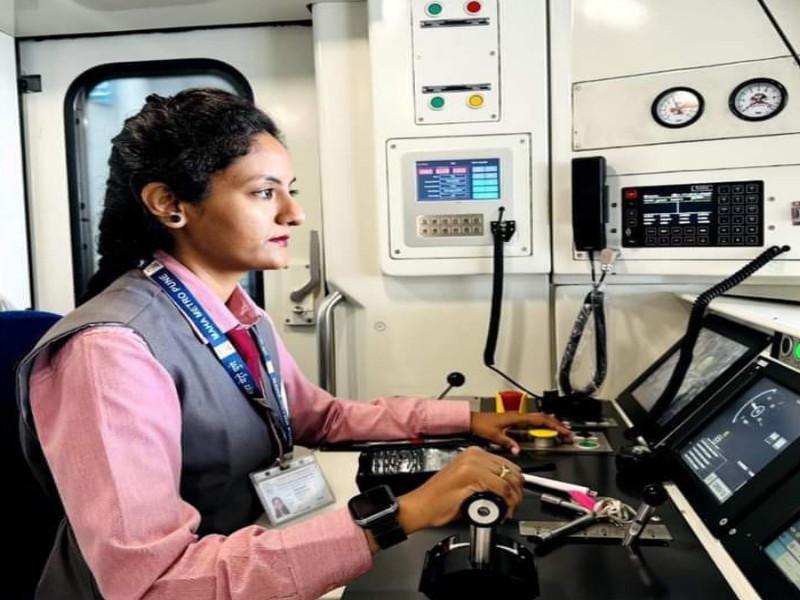 If you can run a plane why not a metro Steering of Pune Metro in hands of Ranragini; 13 women working | विमान चालवू शकतात तर मेट्रो का नाही? पुणे मेट्रोचे स्टेरिंग रणरागिणींच्या हाती; १३ महिला कार्यरत