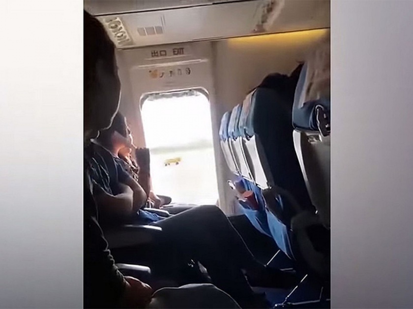 Women passenger opens plan emergency exit for fresh air video viral | Video : गुदमरल्यासारखं वाटलं म्हणून महिलेने उघडला विमानाचा आपातकालीन दरवाजा आणि....
