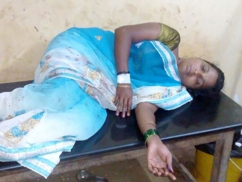 Daloop woman sarpanch assaulted, Shiv Sena admits file FIR against MNS | पाडलोसच्या महिला सरपंचांना मारहाण, शिवसेना शाखाप्रमुखाविरोधात विनयभंगाचा गुन्हा दाखल