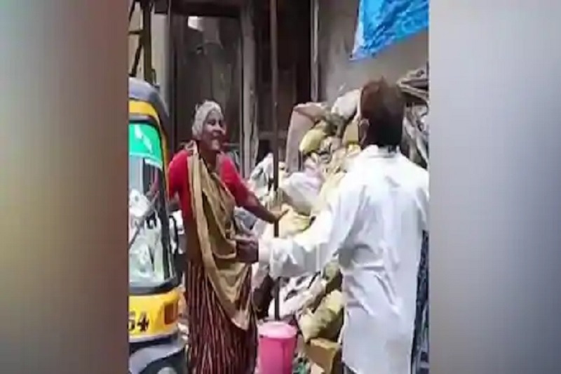 piya tu ab to aaja jhooms old elderly women video is happening fast | 'पिया तू अब तो आजा...' या गाण्यावर वृद्ध महिलांचा भन्नाट डान्स, व्हिडीओ व्हायरल