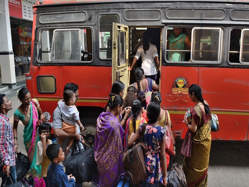 Under Mahila Samman Yojana, more than 17 lakh women traveled by ST at half fare | Pune : पुणे जिल्ह्यात १७ लाखांहून अधिक महिलांनी केला ST बसने अर्ध्या दरात प्रवास
