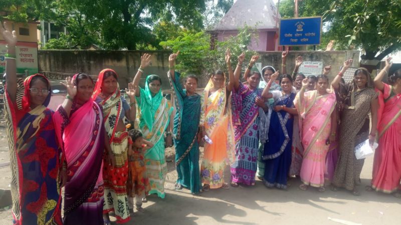 Womens rams into police station demanding liquor ban in village | रेगाव येथील महिलांचा दारूबंदीसाठी ‘एल्गार’