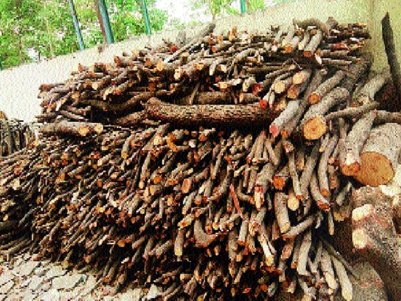 he provides free wood for cremation in chikhalthana area | चिखलठाणा स्मशानात 'ते' पुरवतात मोफत गोवऱ्या अन सरणासाठीची लाकडे  